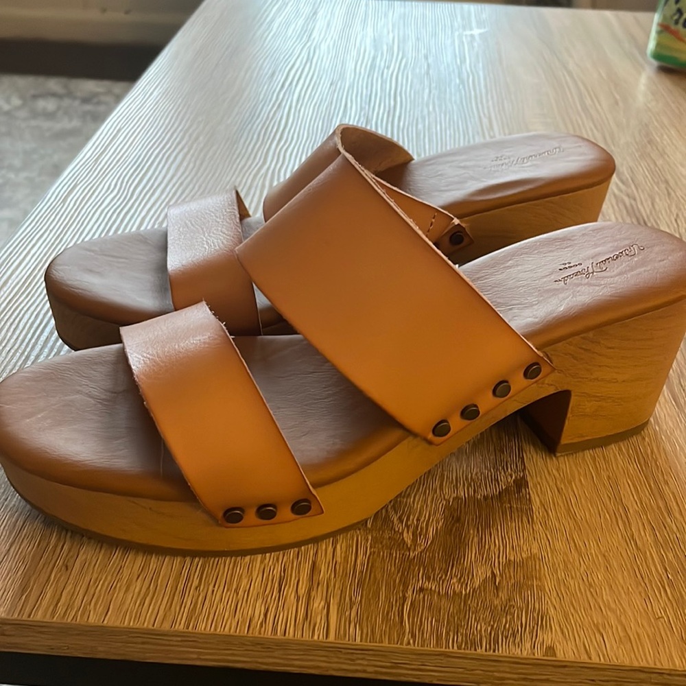 Universal thread womens heeled sandals, never worn!!